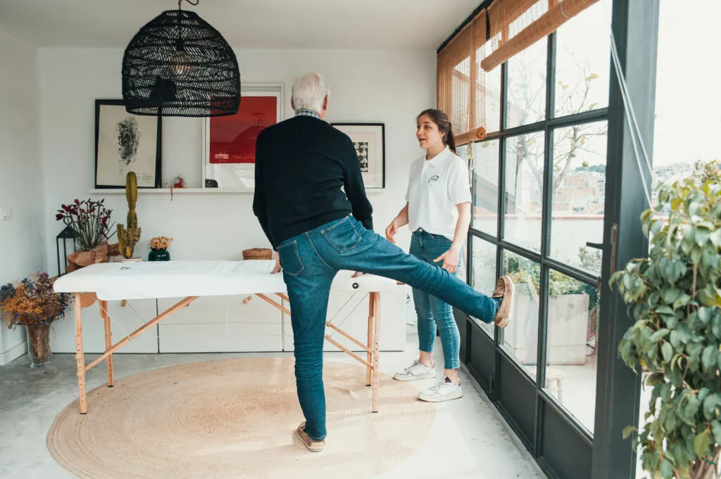 Hombre mayor haciendo rehabilitación